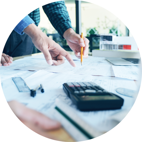 Equipe de negócios analisando projetos e cálculos em um escritório, com foco em planejamento estratégico